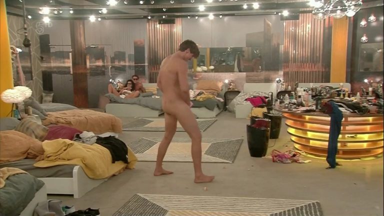 Omg He S Naked Uhgain Celebrity Big Brother S Lewis Bloor Lets It All