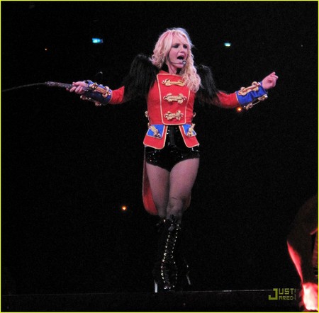 britney-spears-circus-tour-03.jpg