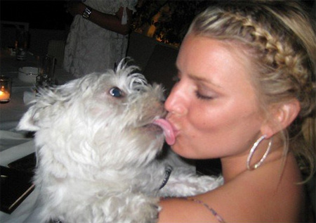 jessica-simpson-dog-kiss.jpg