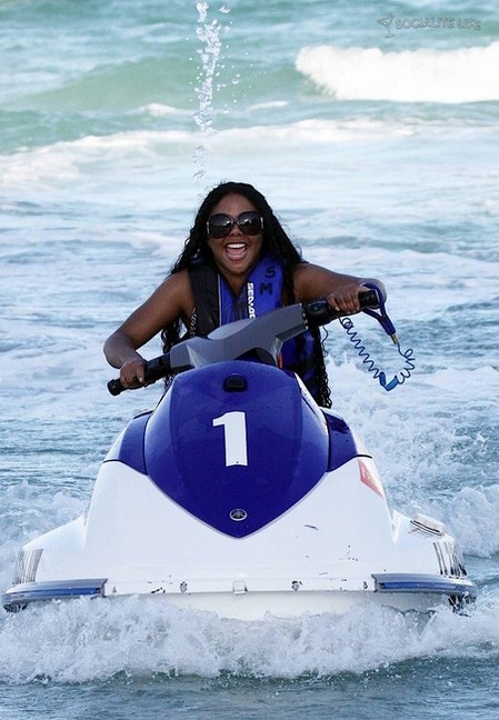 lil-kim-jet-ski.jpg