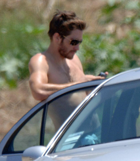 jake-shirtless-phone02.jpg