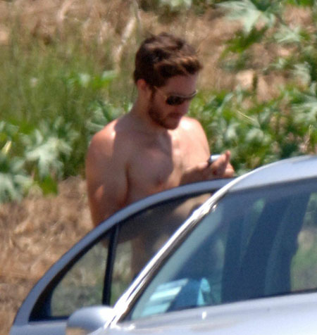 jake-shirtless-phone03.jpg