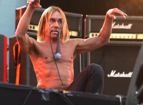 Momentum Vouwen alarm OMG, watch Iggy Pop rock out naked on stage in Paris - OMG.BLOG