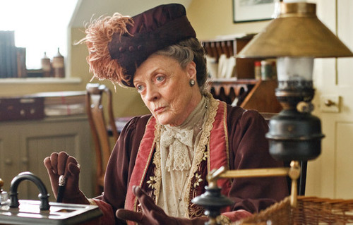 Violet-Dowager-Countess-of-Grantham-downton-abbey-15932799-570-364.jpg
