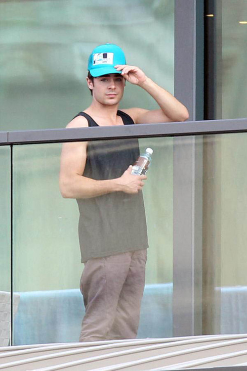 zac-efron-balcony.jpg