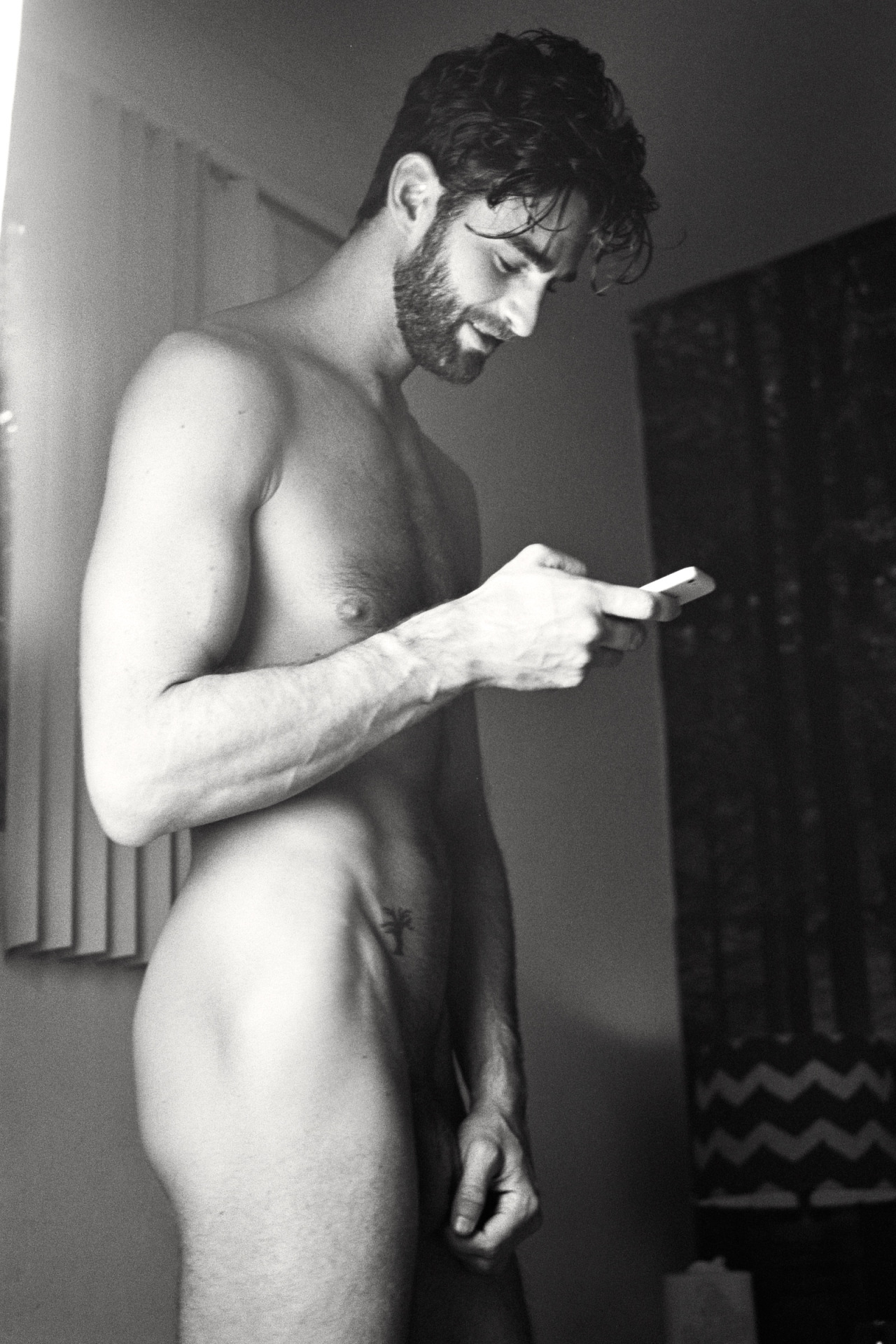 OMG, he’s naked UHGAIN: Chris Salvatore.
