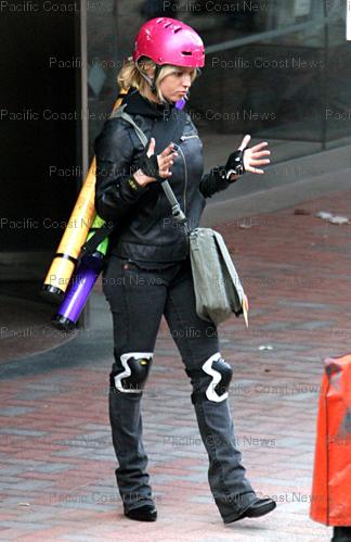 OMG, how unfortunate: Jessica Simpson in a helmet - OMG.BLOG