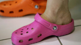 Crocs-shoes-001-thumb.jpg