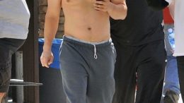 gallery_main-mark-wahlberg-shirtless-tummy-photos-03152010-09.jpg
