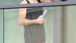 zac-efron-balcony-thumb-500x750-7012.jpg