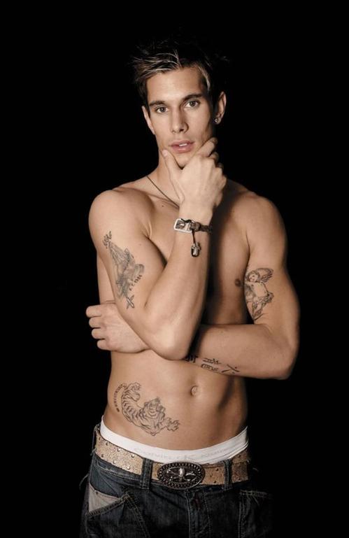 OMG, hes naked: Fashion model William MacLarnon OMG.BLOG sorted by. relevan...