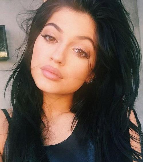 kylie-jenners-rumored-lip-injections-spark-talk-thumb-500x563-25595.jpg