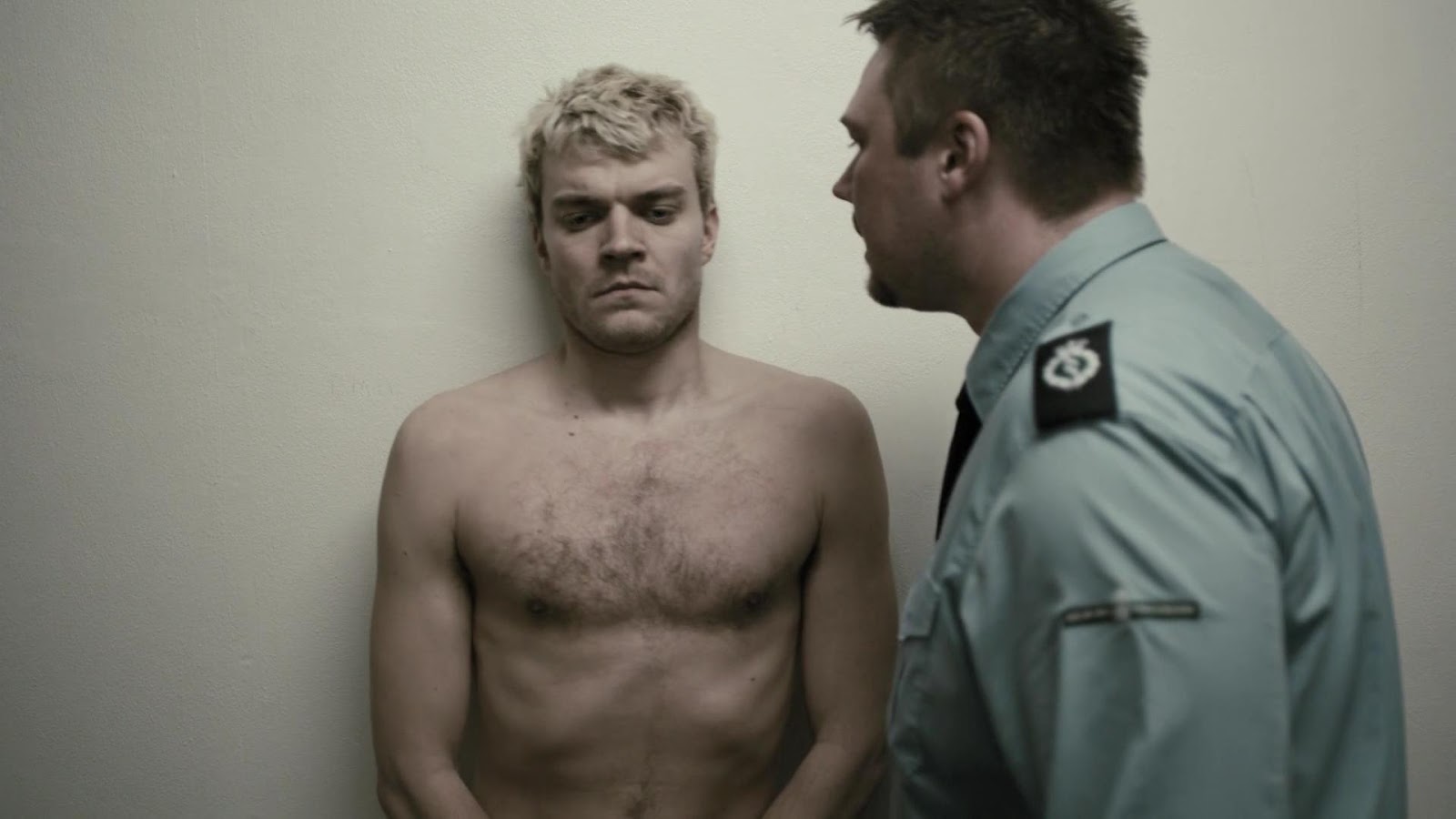 OMG, hes naked: Pilou Asbæk going frontal in R (2010 