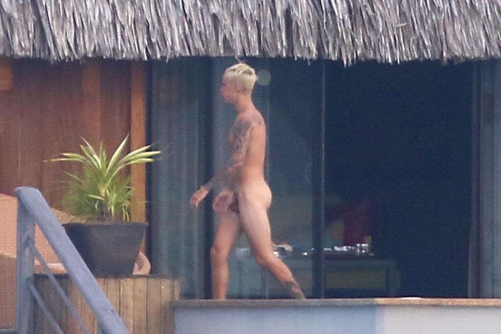 Omg He S Naked Justin Bieber Gives Us The Full Frontal And Behind