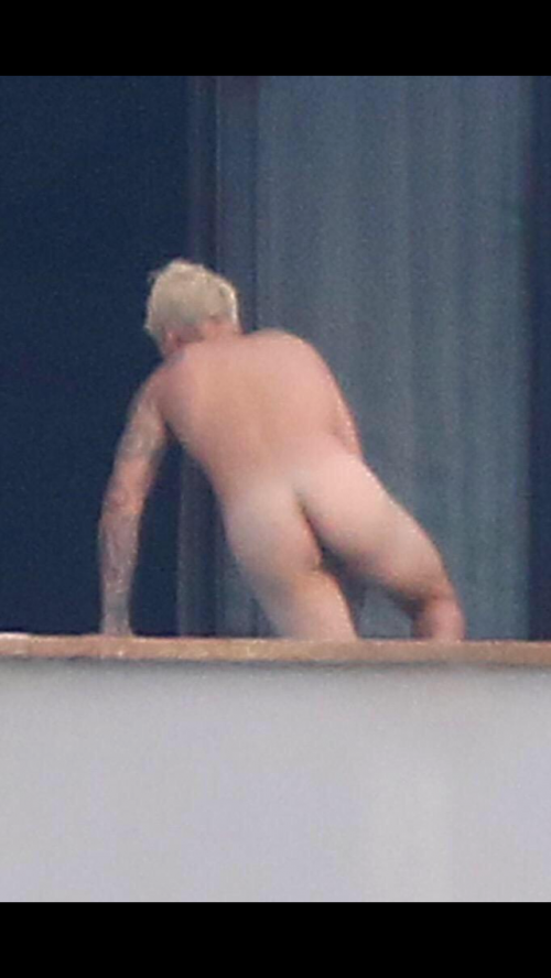 Justin Bieber nude in Bora Bora