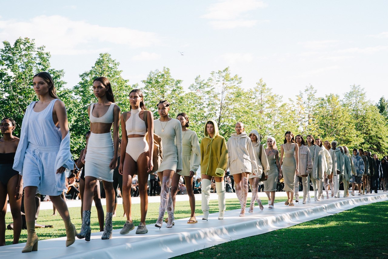 OMG, gossip: Kanye's YEEZY show was SHAMBLES - models fall, limp and ...