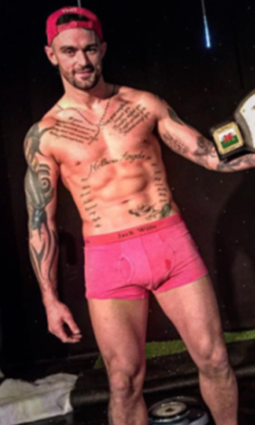 OMG, he’s naked UHGAIN: The "Welsh Steve Irwin" aka Boxer Robbie ...