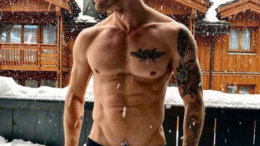 Ryan Phillippe shirtless in winter