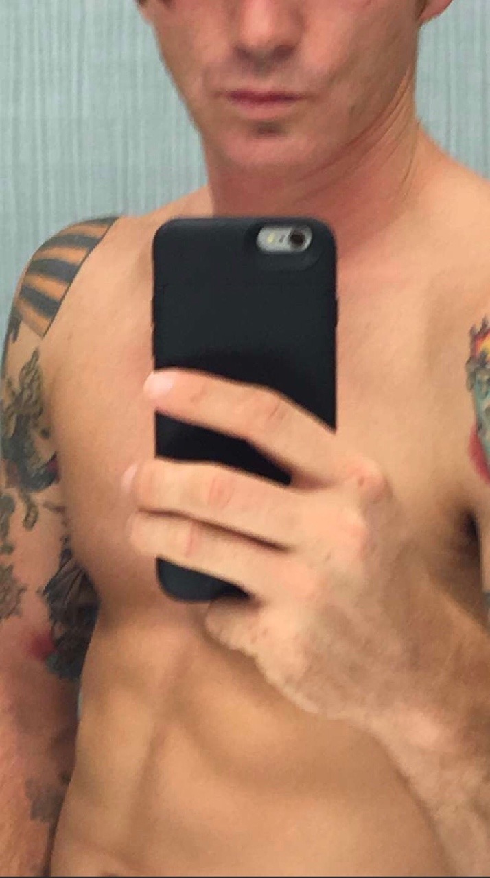 OMG, he’s naked UHGAIN: Actor and musician Drake Bell.