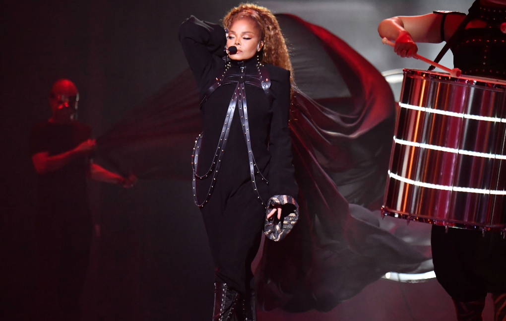 Omg Janet Jackson Applies Her Photoshop Skills To Let Everyone Know That She Is Headlining