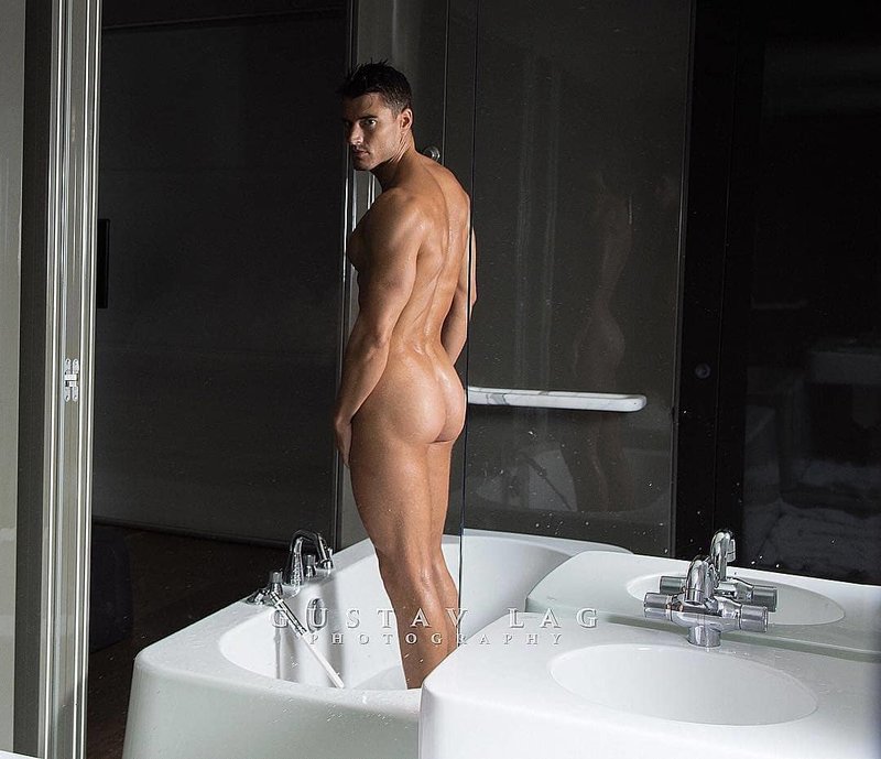 The post OMG, he’s naked: Model Raymon Fist appeared first on OMG.BLOG. 