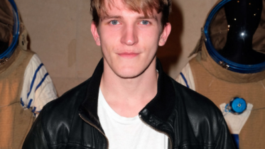 ewan mitchell – OMG.BLOG