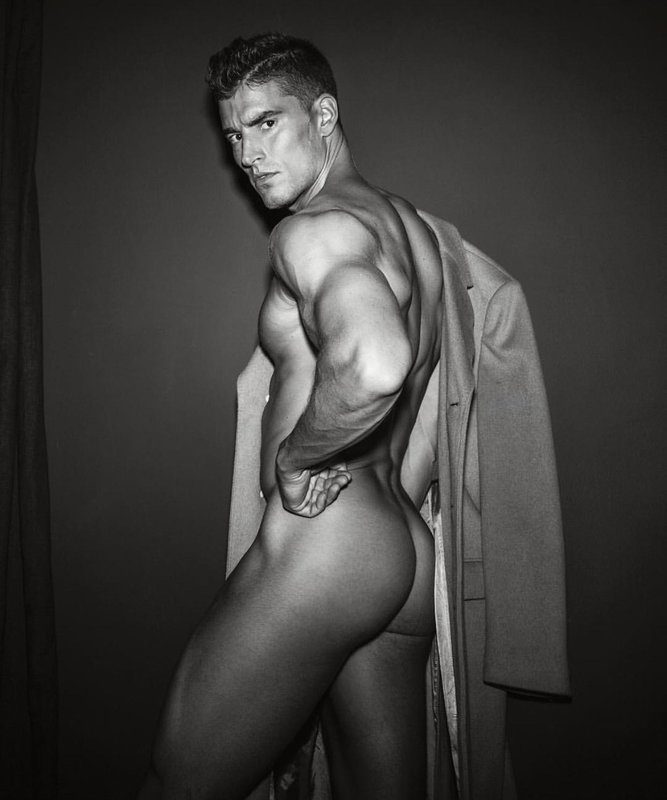 The post OMG, he’s naked: Model Raymon Fist appeared first on OMG.BLOG. 