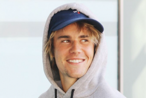 OMG, his butt UHGAIN: Justin Bieber is back to running around pools wet