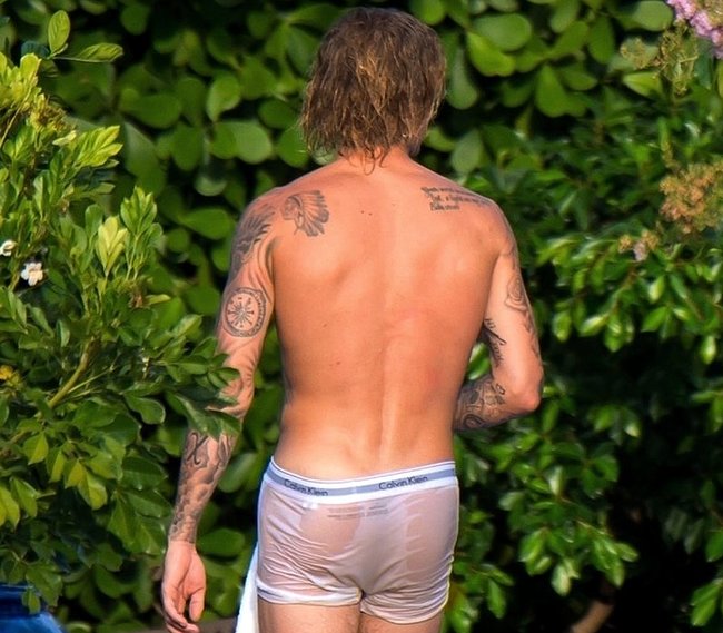 The post OMG, his butt UHGAIN: Justin Bieber is back to running around pool...