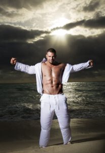 OMG, he's naked: 'Creepshow Holiday Special' star Derek Russo - OMG.BLOG