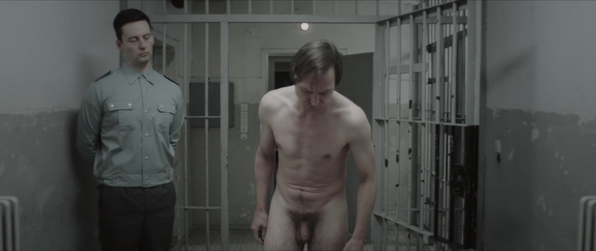 OMG, he’s naked: German actor Lars Eidinger goes full-frontal in 'Nahs...
