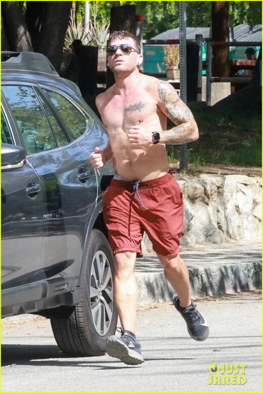 OMG, yum! Ryan Phillippe takes a shirtless jog in the LA heat - OMG.BLOG