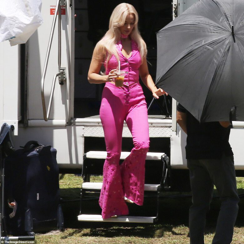 OMG, here's your first look at Margot Robbie on the set of BARBIE - OMG ...