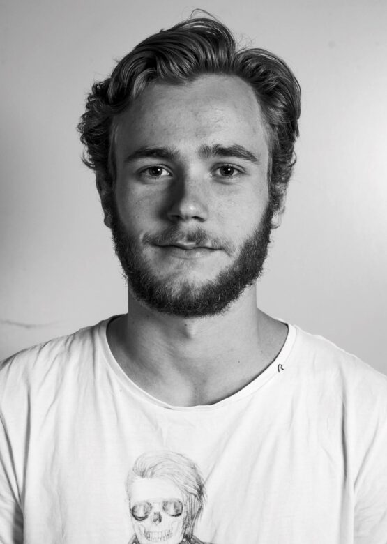 OMG, he's naked: Tarjei Sandvik Moe goes full-frontal and rear in ...