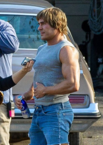 OMG, Zac Efron continues his Wig 'n' Muscle' era on the set of 'The ...