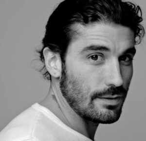 OMG, he's naked: Alex Garcia goes frontal and rear in 'El Inmortal