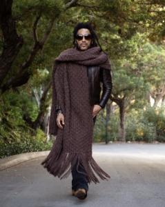 OMG, Lenny Kravitz recreates iconic 2012 giant scarf picture - OMG.BLOG