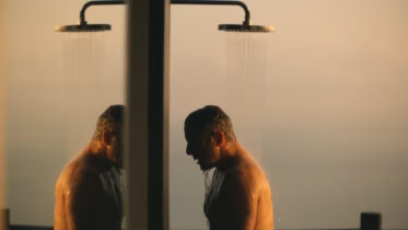 OMG, he's naked: The White Lotus' Jason Isaacs goes full-frontal - OMG.BLOG