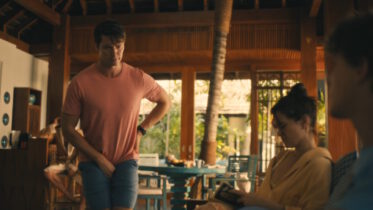 OMG, he's naked: The White Lotus' Jason Isaacs goes full-frontal - OMG.BLOG