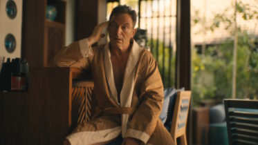 OMG, he's naked: The White Lotus' Jason Isaacs goes full-frontal - OMG.BLOG